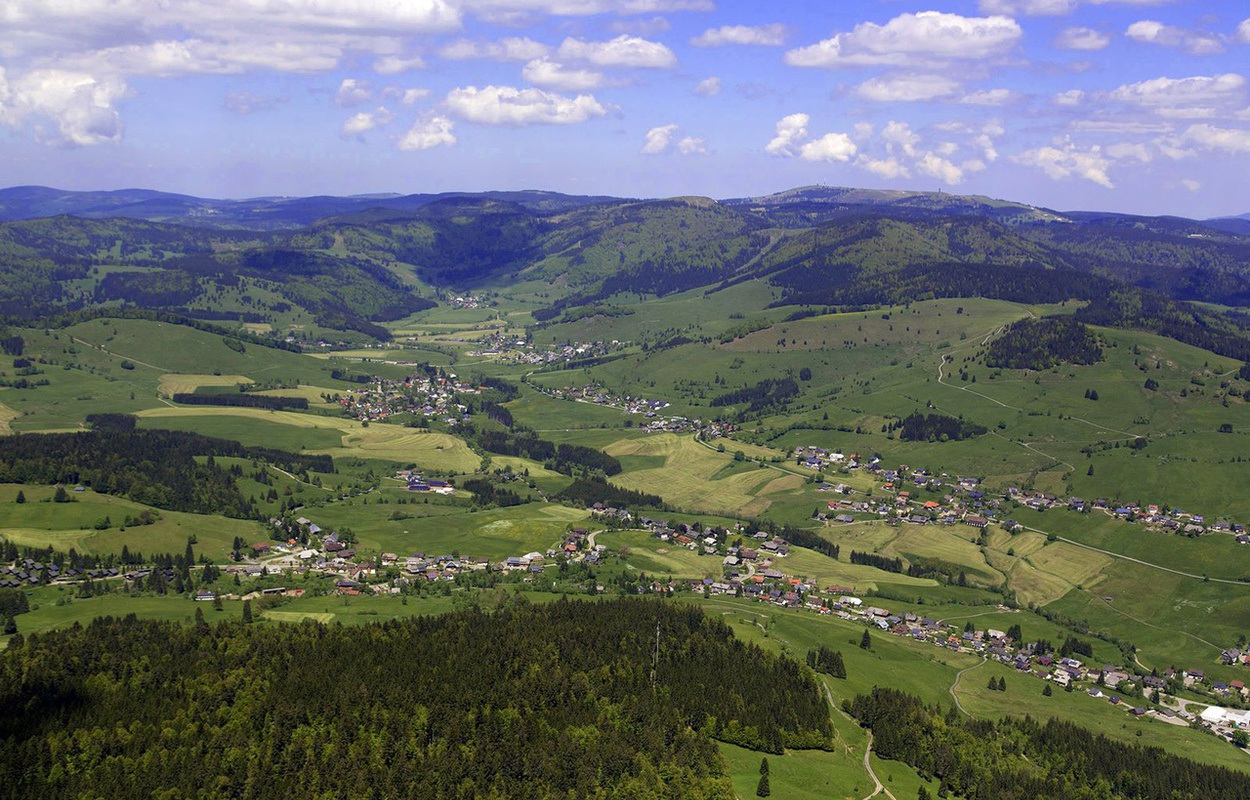 Blick auf das gesamte Bernauer Hochtal im südlichen Schwarzwald, rechts am Horizont der Feldberg. Foto: Achim Mende Blick auf das gesamte Bernauer Hochtal im südlichen Schwarzwald, rechts am Horizont der Feldberg. Foto: Achim Mende