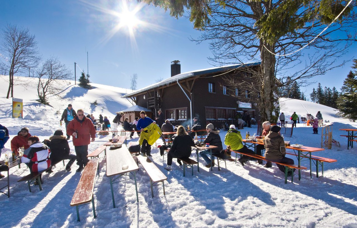 Auf Bierbänken lässt sich an der Krunkelbach-Hütte der strahlend blaue Wintertag bei einem Vesper genießen. Foto: Michael Arndt Auf Bierbänken lässt sich an der Krunkelbach-Hütte der strahlend blaue Wintertag bei einem Vesper genießen. Foto: Michael Arndt