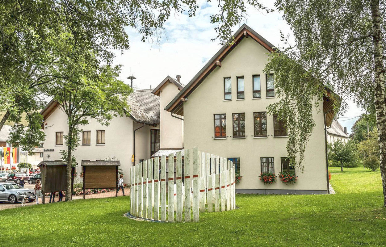 Blick auf die Tourist-Info von Bernau im Ortsteil Innerlehen, Rathausstr. 18. Foto: Klaus Hansen Blick auf die Tourist-Info von Bernau im Ortsteil Innerlehen, Rathausstr. 18. Foto: Klaus Hansen