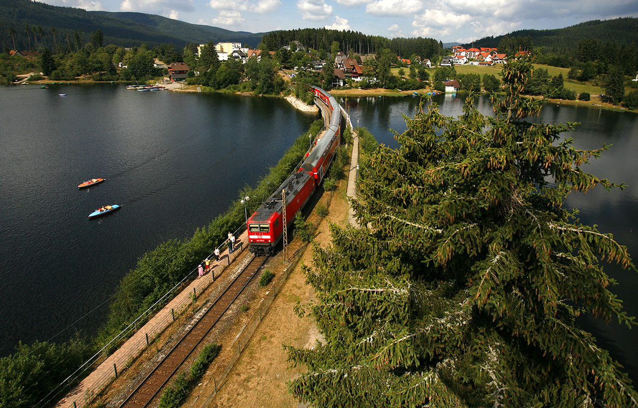 Mit der KONUS-Gästekarte im Schwarzwald unterwegs. Hier mit der Dreiseenbahn am Schluchsee. Foto: Achim Mende Mit der KONUS-Gästekarte im Schwarzwald unterwegs. Hier mit der Dreiseenbahn am Schluchsee. Foto: Achim Mende