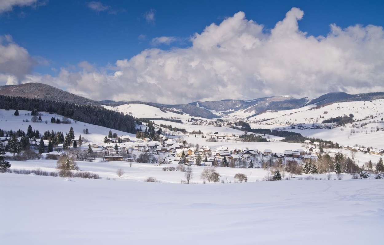 Bernau Schwarzwald Winter Blick ueber verschneites Hochtal Gesamttal Richtung Herzogenhorn. Foto: Michael Arndt Bernau Schwarzwald Winter Blick ueber verschneites Hochtal Gesamttal Richtung Herzogenhorn. Foto: Michael Arndt