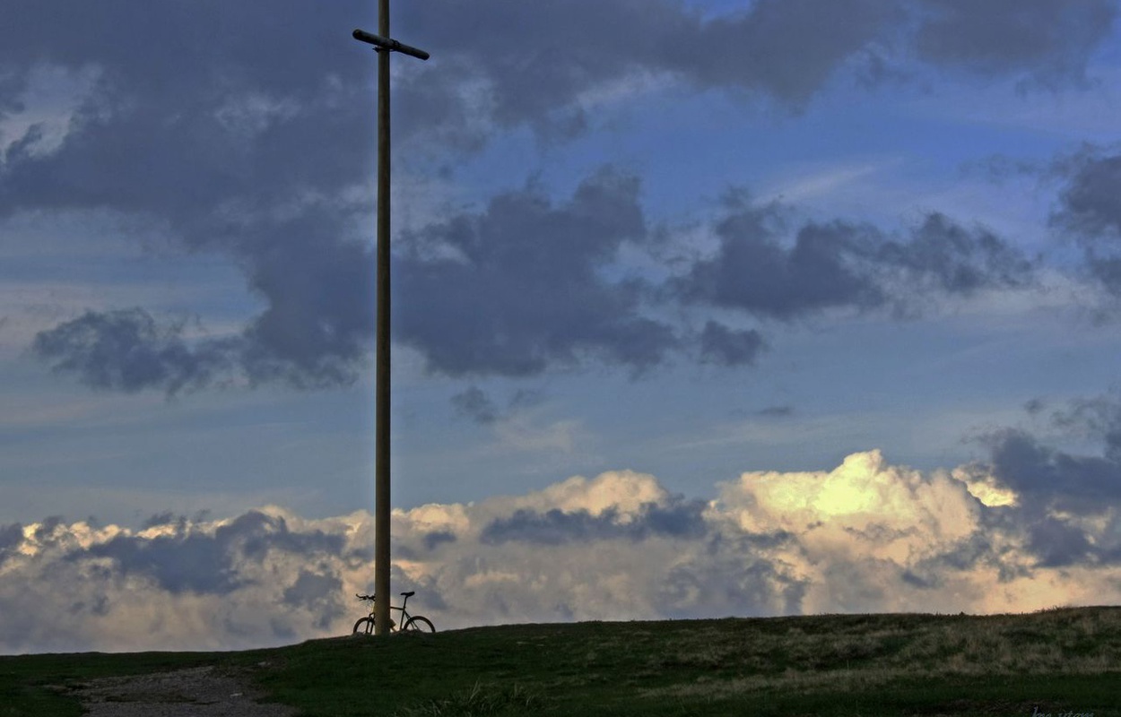 Das markante Kreuz auf dem Herzogenhorn, dem Hausberg von Bernau und mit 1.315 Meter der zweithöchste Gipfel im Schwarzwald. Foto: Ute Maier Das markante Kreuz auf dem Herzogenhorn, dem Hausberg von Bernau und mit 1.315 Meter der zweithöchste Gipfel im Schwarzwald. Foto: Ute Maier