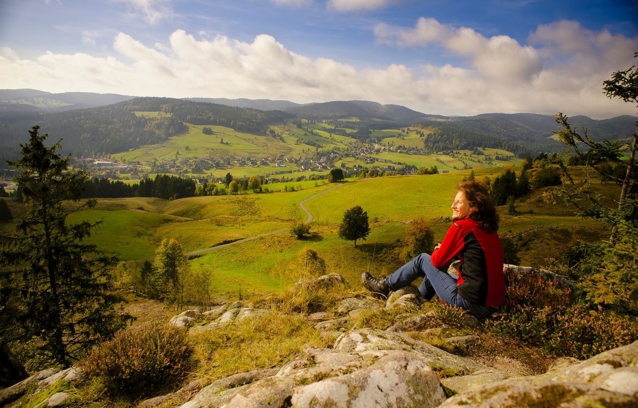 Bernau Schwarzwald Hochtal Steig Blick vom Hohfelsen auf Hochtal Wandererin sitzend.jpg Bernau Schwarzwald Hochtal Steig Blick vom Hohfelsen auf Hochtal Wandererin sitzend.jpg