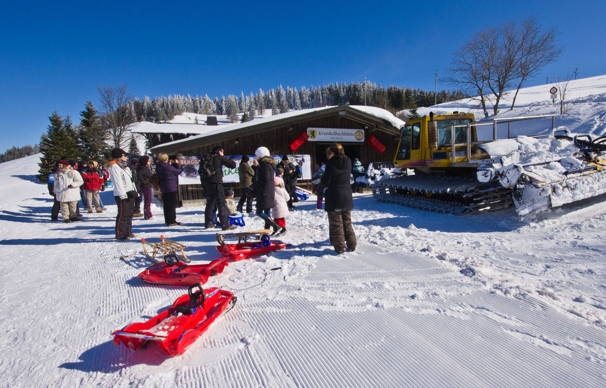Start zur rasanten Schlittenfahrt an der Krunkelbach-Hütte auf 1.294 m oberhalb des Bernauer Hochtals. Foto: Michael Arndt Start zur rasanten Schlittenfahrt an der Krunkelbach-Hütte auf 1.294 m oberhalb des Bernauer Hochtals. Foto: Michael Arndt