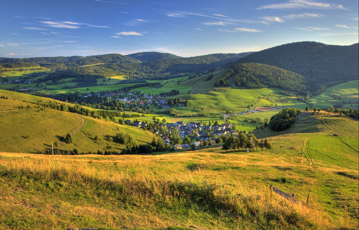 Abendstimmung im Bernauer Hochtal. Blick auf Bernau, Orsteil Dorf. Foto: Erich Spiegelhalter Abendstimmung im Bernauer Hochtal. Blick auf Bernau, Orsteil Dorf. Foto: Erich Spiegelhalter