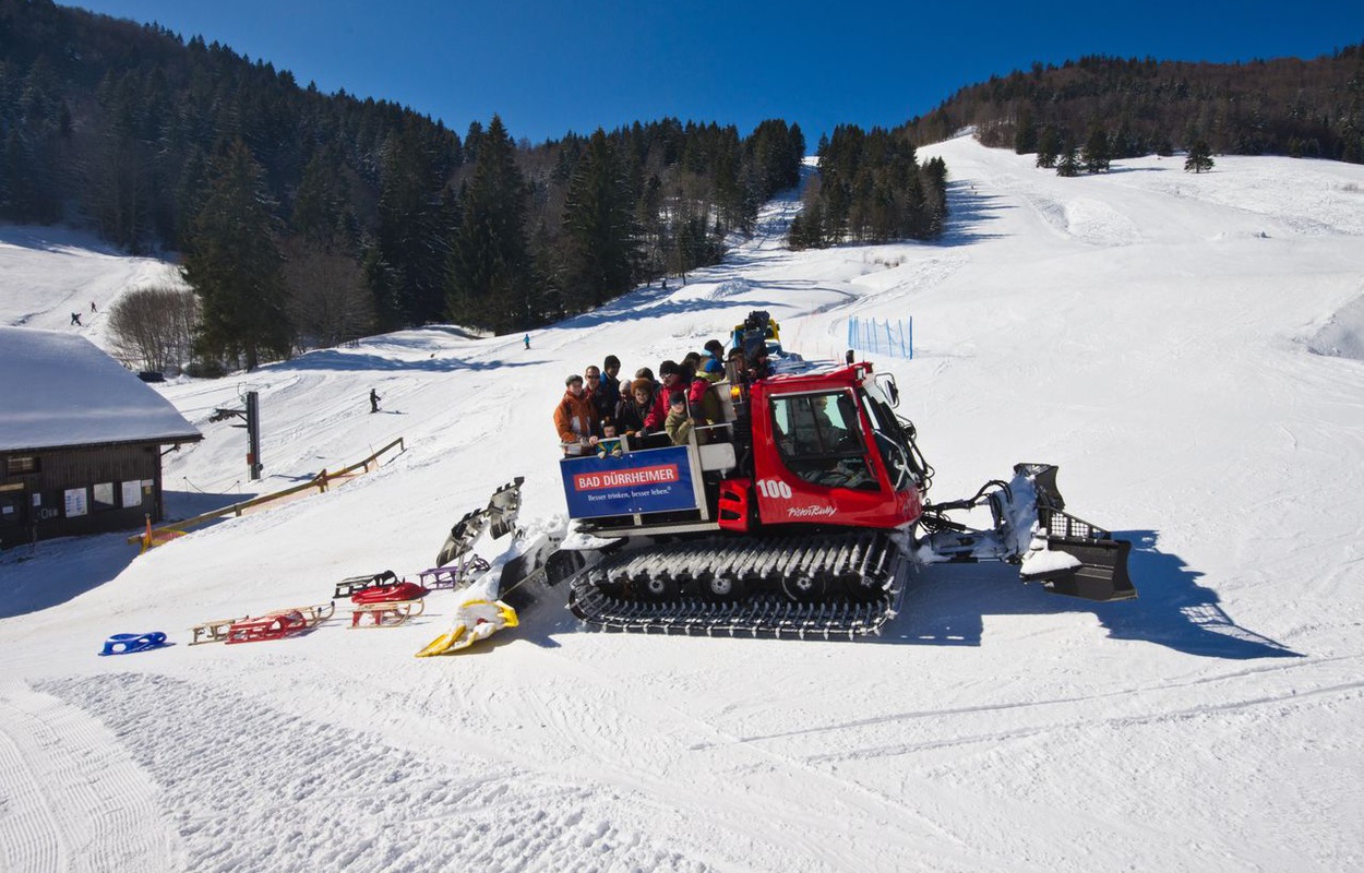 Mit dem Pistenbully geht es von Bernau, Ortsteil Hof, hinauf zum Berggasthaus Krunkelbach-Hütte. Foto: Michael Arndt Mit dem Pistenbully geht es von Bernau, Ortsteil Hof, hinauf zum Berggasthaus Krunkelbach-Hütte. Foto: Michael Arndt