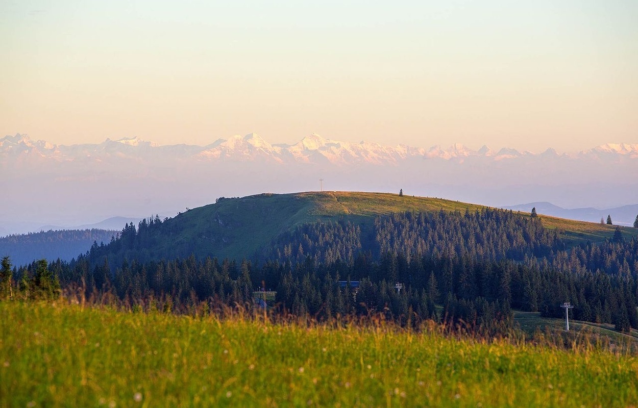 Bernau Schwarzwald Herzogenhorn und Alpenkette am Sommerabend.jpg Bernau Schwarzwald Herzogenhorn und Alpenkette am Sommerabend.jpg